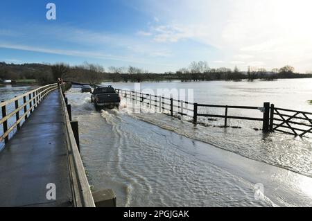 Überflutete Straße und Felder am Fluss Avon in Lacock, Wiltshire im Januar 2008. Stockfoto