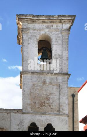 Gallipoli, Italien. Der Glockenturm der Kirche San Francesco d'Assisi (Chiesa di San Francesco d'Assisi). Stockfoto