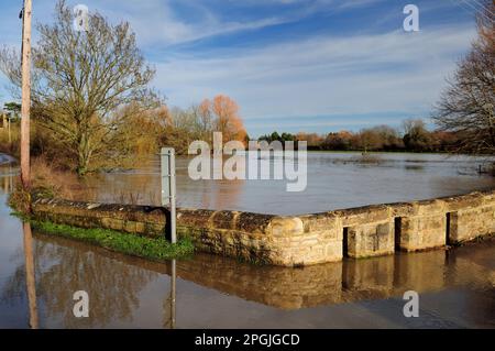 Überflutete Straße und Felder am Fluss Avon in Reybridge, nahe Lacock, Wiltshire im Januar 2008. Stockfoto