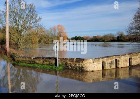 Überflutete Straße und Felder am Fluss Avon in Reybridge, nahe Lacock, Wiltshire im Januar 2008. Stockfoto