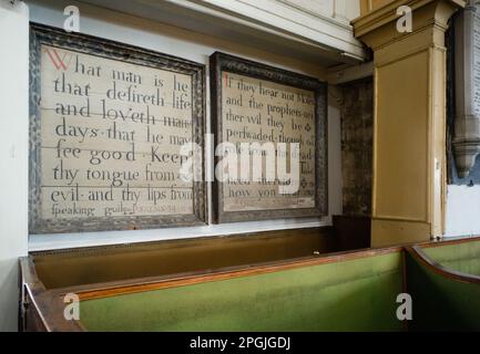 Zwei handbemalte Holztafeln im St. Mary's in Whitby mit bibelwerten Stockfoto