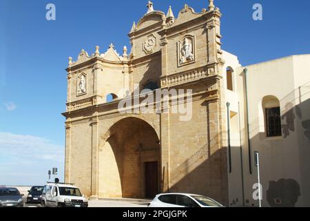 Gallipoli, Italien. Vorderansicht der Kirche San Francesco d'Assisi. Stockfoto