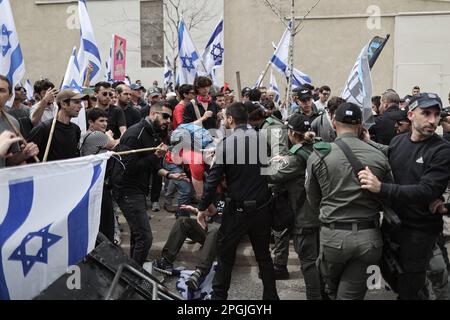 Tel Aviv, Israel. 23. März 2023. Polizeistreit mit Demonstranten während einer regierungsfeindlichen Demonstration in Tel Aviv. Kredit: Ilia Yefimovich/dpa/Alamy Live News Stockfoto