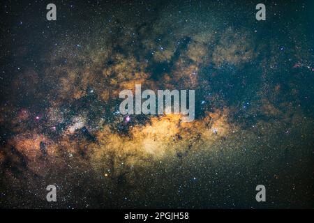 Ein unglaublicher Nachthimmel voller Sterne, der einen atemberaubenden Blick auf die Galaxien bietet Stockfoto
