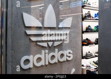 Adidas Sportmarke im Geschäft. Nahaufnahme eines Schildes, wie man es im Adidas-Laden sieht. Minsk, Weißrussland, 2023 Stockfoto