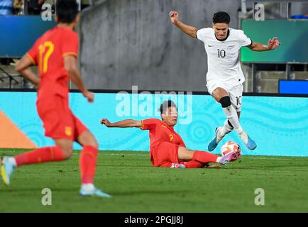 Auckland, Neuseeland. 23. März 2023. Marko Stamenic (R) aus Neuseeland spielt bei einem internationalen Freindly Match zwischen Neuseeland und China in Auckland, Neuseeland, am 23. März 2023 um den Ball. Kredit: Guo Lei/Xinhua/Alamy Live News Stockfoto