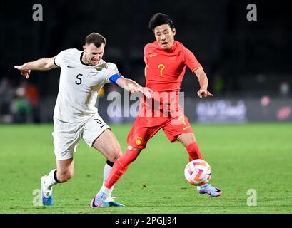 Auckland, Neuseeland. 23. März 2023. Tommy Smith (L) aus Neuseeland Fouls Wu Lei aus China während eines internationalen Freindly Match zwischen Neuseeland und China in Auckland, Neuseeland, 23. März 2023. Kredit: Guo Lei/Xinhua/Alamy Live News Stockfoto