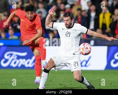 Auckland, Neuseeland. 23. März 2023. Wu Lei (L) aus China schießt während eines internationalen Freindly Match zwischen Neuseeland und China in Auckland, Neuseeland, 23. März 2023. Kredit: Guo Lei/Xinhua/Alamy Live News Stockfoto