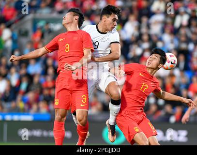 Auckland, Neuseeland. 23. März 2023. Max Mata (C) von Neuseeland weint während eines internationalen Freindly Match zwischen Neuseeland und China in Auckland, Neuseeland, 23. März 2023 um eine Kopfzeile. Kredit: Guo Lei/Xinhua/Alamy Live News Stockfoto