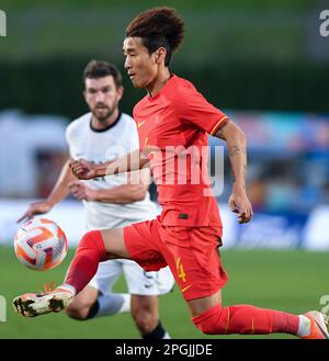 Auckland, Neuseeland. 23. März 2023. Wei Shihao aus China kontrolliert den Ball während eines internationalen Freundschaftsspiels zwischen Neuseeland und China am 23. März 2023 in Auckland, Neuseeland. Kredit: Guo Lei/Xinhua/Alamy Live News Stockfoto