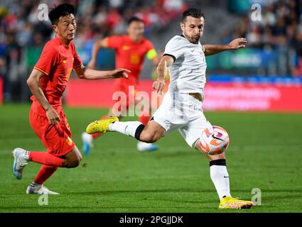 Auckland, Neuseeland. 23. März 2023. Kosta Barbarouses (R) aus Neuseeland schießt während eines internationalen Freindly Match zwischen Neuseeland und China in Auckland, Neuseeland, 23. März 2023. Kredit: Guo Lei/Xinhua/Alamy Live News Stockfoto