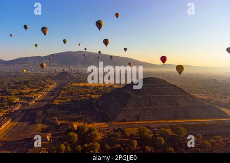 Sonnenaufgang im Heißluftballon über der Teotihuacan-Pyramide Stockfoto