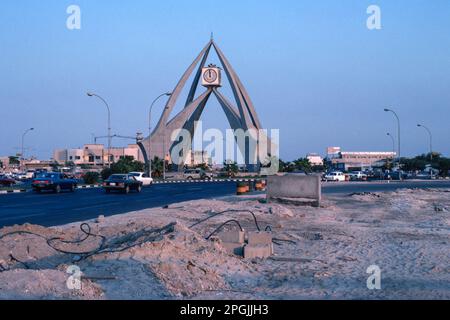 Dubai VAE 1976 – Uhrenturm von Deira im Kreisverkehr an der Kreuzung Umm Hurair Road und Al Maktoum Road im Al Rigga-Gebiet von Dubai in den Vereinigten Arabischen Emiraten Stockfoto