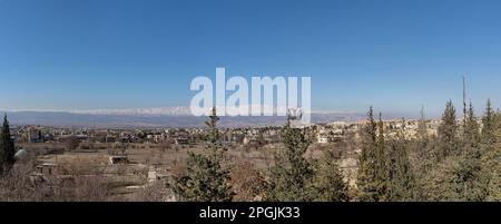 Blick auf die Stadt Baalbek mit Bergen im Hintergrund - Libanon Stockfoto