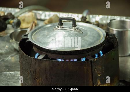 Roti in einer tiefen Bratpfanne, mit Granulatzucker bestreut und mit gesüßter Kondensmilch Stockfoto