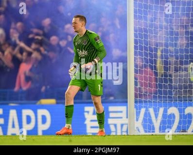 Chelsea gegen Everton - Premier League - Stamford Bridge Everton's, Jordan. 18. März 2023. Pickford, während die Everton-Fans während des Premier League-Spiels auf der Stamford Bridge, London, ein blaues Leuchtfeuer werfen. Bildkredit: Mark Pain/Alamy Live News Stockfoto