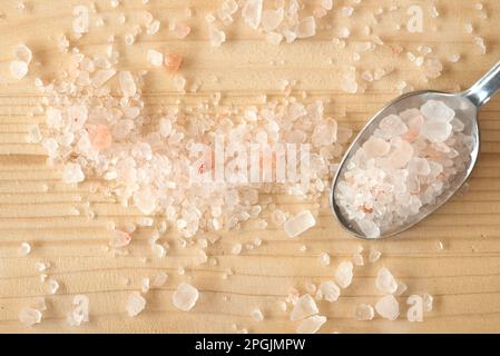 un bel mix di sale e pepe, l'importanza del sale dell'himalaya, grani di pepe di diverse qualità. Stockfoto