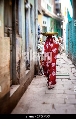 VARANASI - NOVEMBER 22: Unbekannte hindu-Frau auf den Straßen der heiligen Altstadt von Varanasi am 22. November 2012 in Varanasi, Bundesstaat Uttar Pradesh, Stockfoto