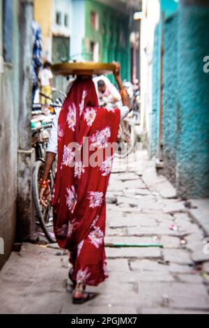 VARANASI - NOVEMBER 22: Unbekannte hindu-Frau auf den Straßen der heiligen Altstadt von Varanasi am 22. November 2012 in Varanasi, Bundesstaat Uttar Pradesh, Stockfoto