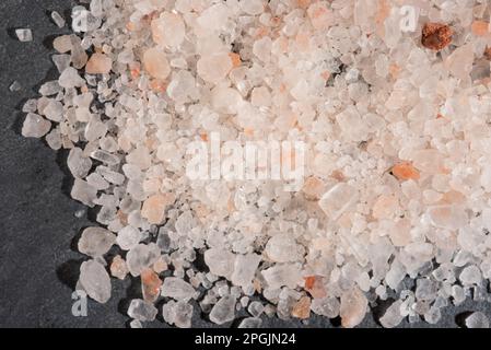 un bel mix di sale e pepe, l'importanza del sale dell'himalaya, grani di pepe di diverse qualità. Stockfoto