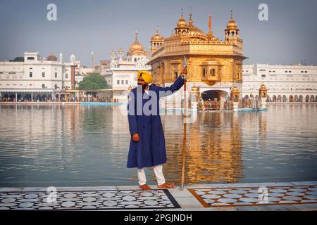 AMRITSAR, INDIEN - NOVEMBER 5: Sikh-Pilger im Goldenen Tempel während der Feier des Diwali-Tages im November 5, 2013 in Amritsar, Punjab, Indien. Stockfoto
