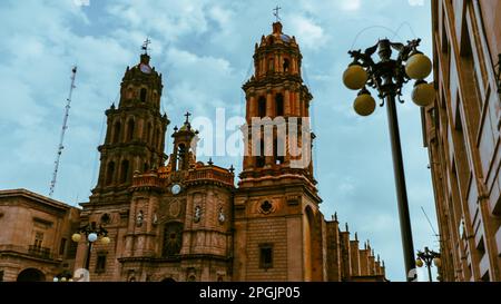 Ein atemberaubender Blick auf die Kathedrale San Luis Potosi in Mexiko, ein beeindruckendes architektonisches Meisterwerk Stockfoto