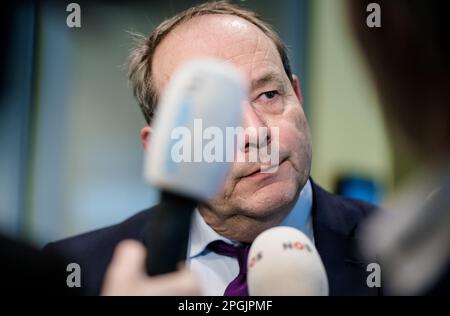 DEN HAAG - Staatssekretär Hans VIJLBRIEF (Wirtschaft und Klima) nach einer Aussprache im Ausschuss über die Änderung des Bergbaugesetzes. ANP BART MAAT niederlande out - belgien out Stockfoto