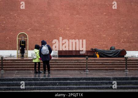 Moskau, Russland. 21. März 2023. Die Menschen beobachten die ewige Flamme neben der Mauer des Kremls in Moskau. (Foto: Vlad Karkov/SOPA Images/Sipa USA) Guthaben: SIPA USA/Alamy Live News Stockfoto