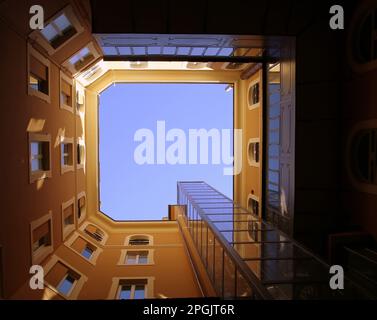 Vom gläsernen Innenhof blickte man auf den blauen Himmel Stockfoto
