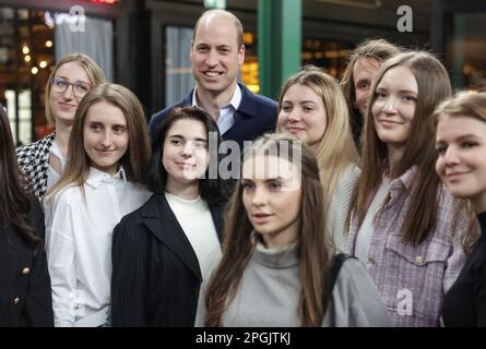 Der Prinz von Wales besucht die Hala Koszyki Food Hall, um junge ukrainische Flüchtlinge, die jetzt in Polen leben und studieren, und Mitglieder der polnischen Gemeinde, die sie aufnehmen, während seiner Reise nach Warschau, Polen, zu treffen. Foto: Donnerstag, 23. März 2023. Stockfoto