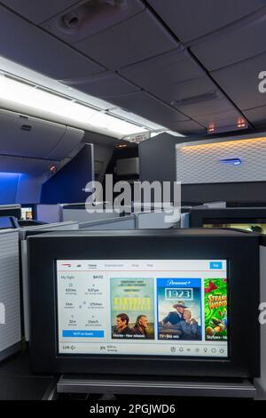 Passagiere in der Business-Klasse-Kabine, Transatlantikflug, British Airways-Fluggesellschaft, Boeing 777-Flugzeuge. Stockfoto