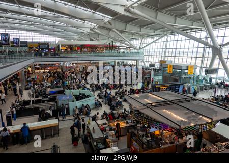 WH Smith, Terminal 5, Flughafen Heathrow, London, UKWH Smith, Terminal 5, Flughafen Heathrow, London, Großbritannien Stockfoto