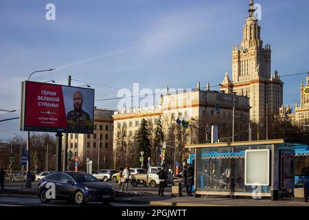 Moskau, Russland. 20. März 2023. In der Nähe der Moskauer Staatsuniversität in Moskau ist ein Poster zu sehen, das einen Kriegsheld feiert. Ähnliche Plakate sind seit Februar 2022 überall in der russischen Hauptstadt aufgetaucht. (Kreditbild: © Vlad Karkov/SOPA Images via ZUMA Press Wire) NUR REDAKTIONELLE VERWENDUNG! Nicht für den kommerziellen GEBRAUCH! Stockfoto