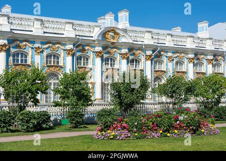 Tsarskoye Selo, Russland-14. August 2022: Fragment der Fassade des Großen Katharinenpalastes, Tsarskoye Selo, Sankt Petersburg, Russland Stockfoto