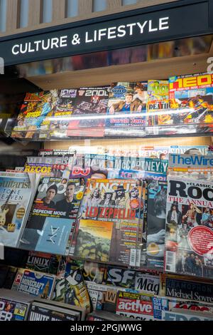 Zeitungs- und Zeitschriftenständer, WH Smith, Terminal 5, Flughafen Heathrow, London, UK Stockfoto