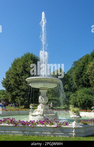 Tsarskoye Selo, Russland-14. August 2022: Marmorbrunnen-Vase in Catherine Park , Tsarskoye Selo, Sankt Petersburg, Russland Stockfoto