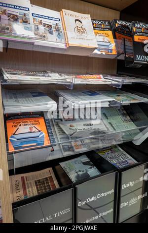 Zeitungs- und Zeitschriftenständer, WH Smith, Terminal 5, Flughafen Heathrow, London, UK Stockfoto