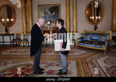 König Karl III. Empfängt den Botschafter der Türkei, Abdurrahman Bilgic, während er seine Referenzen während einer privaten Audienz im Buckingham Palace, London, vorstellt. Foto: Donnerstag, 23. März 2023. Das Foto sollte lauten: Victoria Jones/PA Wire Stockfoto