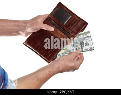 Herrenhand mit Ledertasche und Dollarschein isoliert auf weißem Hintergrund. Braune Brieftasche mit Geld in männlichen Händen Stockfoto