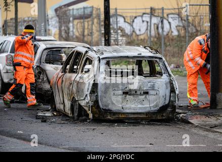 Dresden, Deutschland. 23. März 2023. Abgebrannte Autos stehen nach einem Brand auf einer Gaspipeline im Bezirk Friedrichstadt am Straßenrand. Eine Gasleitung wurde während der Bauarbeiten am 22. März 2023 beschädigt. An der Leckage kam es zu einem Brand und Explosionen. Nach vielen Stunden könnte das Leck wieder geschlossen werden. Kredit: Robert Michael/dpa/Alamy Live News Stockfoto