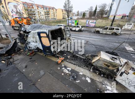 Dresden, Deutschland. 23. März 2023. Abgebrannte Autos stehen nach einem Brand auf einer Gaspipeline im Bezirk Friedrichstadt am Straßenrand. Eine Gasleitung wurde während der Bauarbeiten am 22. März 2023 beschädigt. An der Leckage kam es zu einem Brand und Explosionen. Nach vielen Stunden könnte das Leck wieder geschlossen werden. Kredit: Robert Michael/dpa/Alamy Live News Stockfoto