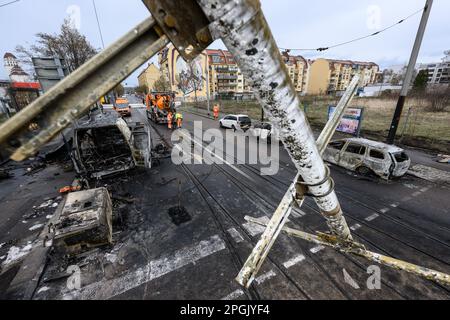 Dresden, Deutschland. 23. März 2023. Abgebrannte Autos stehen nach einem Brand auf einer Gaspipeline im Bezirk Friedrichstadt am Straßenrand. Eine Gasleitung wurde während der Bauarbeiten am 22. März 2023 beschädigt. An der Leckage kam es zu einem Brand und Explosionen. Nach vielen Stunden könnte das Leck wieder geschlossen werden. Kredit: Robert Michael/dpa/Alamy Live News Stockfoto