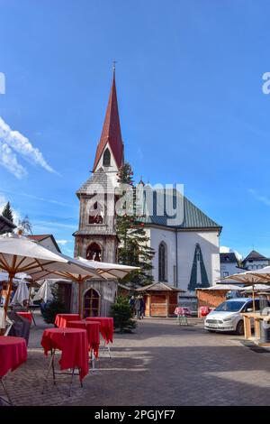 Seekirche (Heiligkreuzkirche) in Seefeld, Tirol, Österreich. Am Marktplatz. Stockfoto