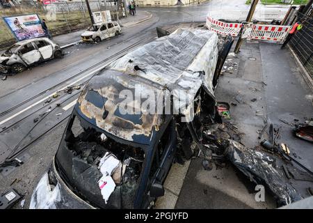 Dresden, Deutschland. 23. März 2023. Abgebrannte Autos stehen nach einem Brand auf einer Gaspipeline im Bezirk Friedrichstadt am Straßenrand. Eine Gasleitung wurde während der Bauarbeiten am 22. März 2023 beschädigt. An der Leckage kam es zu einem Brand und Explosionen. Nach vielen Stunden könnte das Leck wieder geschlossen werden. Kredit: Robert Michael/dpa/Alamy Live News Stockfoto