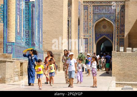 Samarkand-Usbekistan-Besucher im antiken Grab und Mausoleum von Shahi Zinda ( Shah i Zinda ) im August 2022 Stockfoto