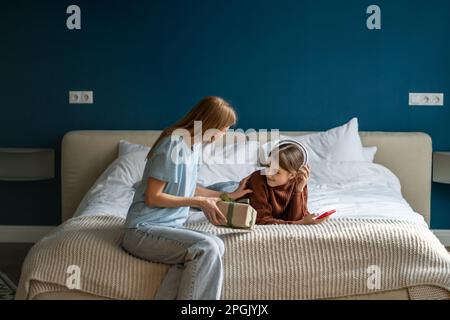 Fürsorgliche, aufmerksame Frau Mutter gratuliert geliebter Teenager Tochter zum Geburtstag schenken Geschenkbox Geschenk Stockfoto