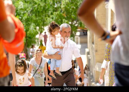 Samarkand-Usbekistan-Besucher im antiken Grab und Mausoleum von Shahi Zinda ( Shah i Zinda ) im August 2022 Stockfoto
