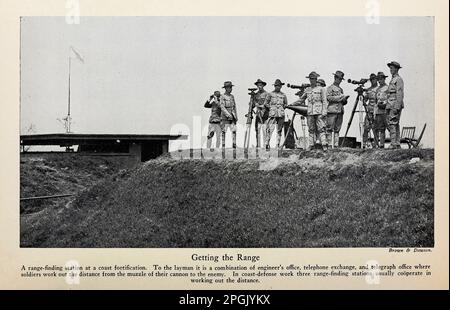 Eine Entfernungsstation an einer Küstenfestung aus dem Buch " Deeds of Heroism and Tapvery : the book of Heroes and Personal Daring " von Elwyn Alfred Barron und Rupert Hughes, Publikation Datum 1920 Herausgeber New York : Harper & Brothers Publishers Stockfoto