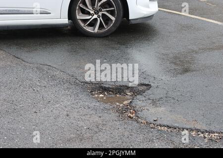 Ein Schlagloch in einer Straße in Brighton Stockfoto