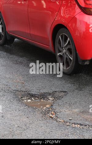 Ein Schlagloch in einer Straße in Brighton Stockfoto